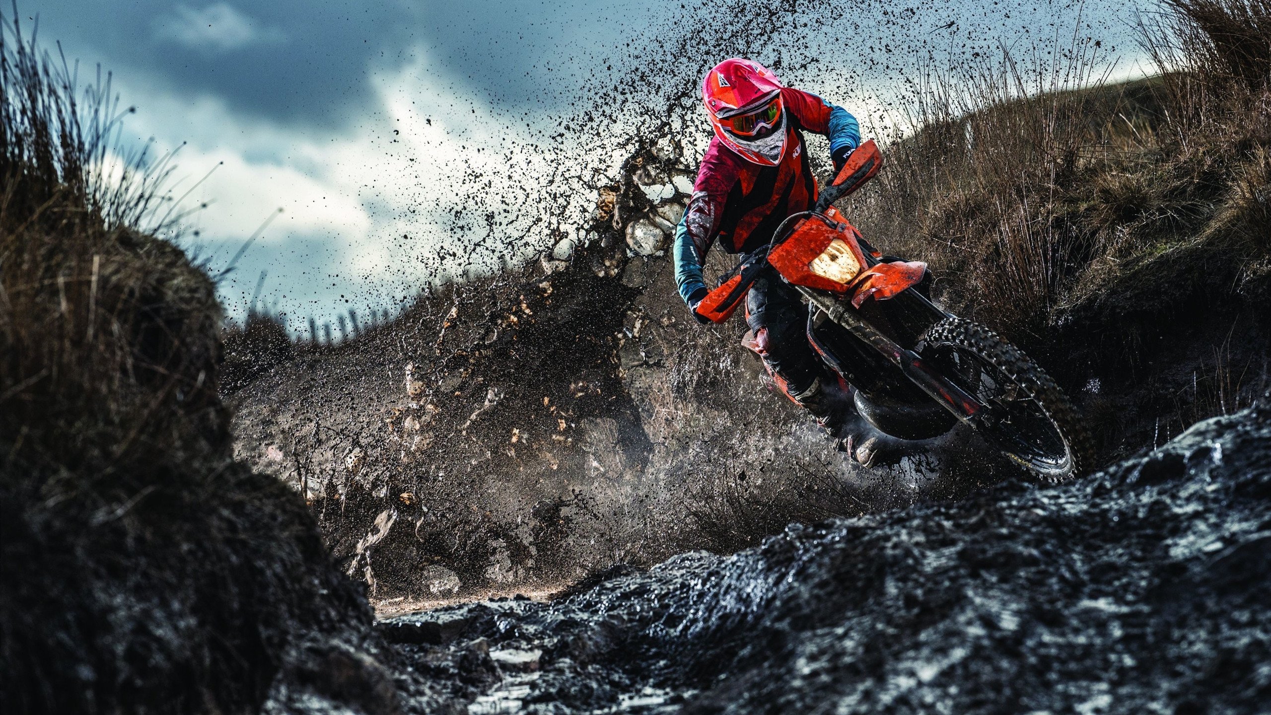 “雨天室内替代跑训练赛” 跑者在走廊和车库坚持计划